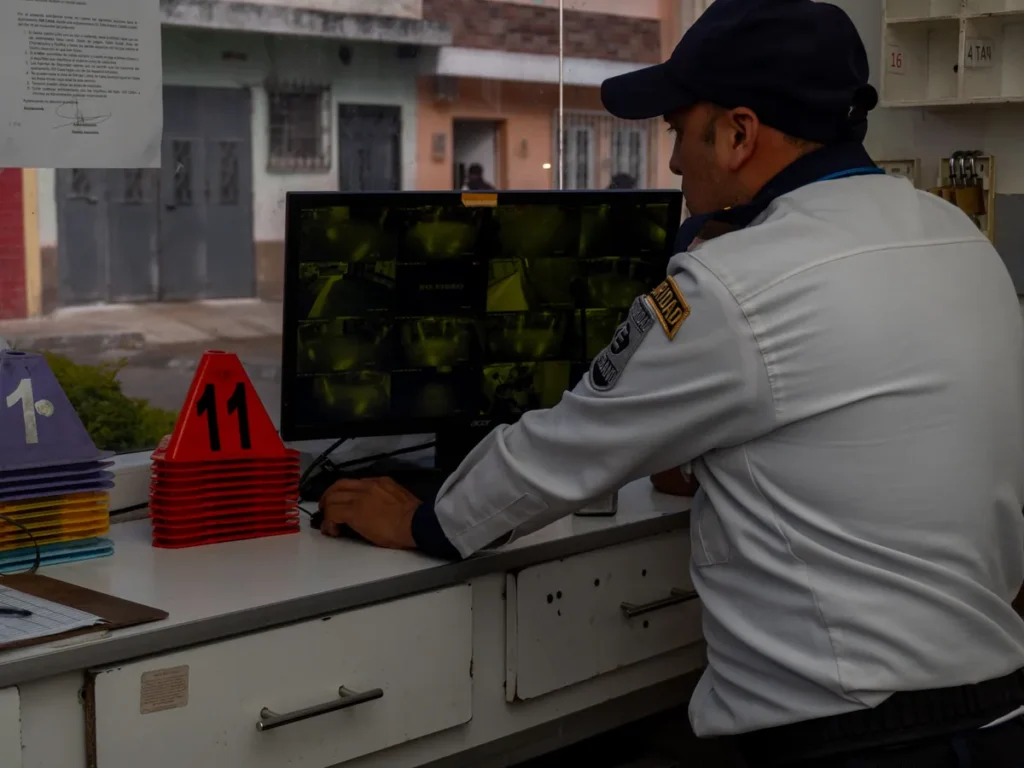 Operador del Centro de Monitoreo Operativo de El Ébano frente al muro de monitores